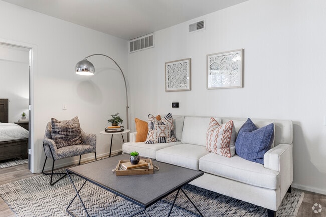 2BR, 2BA - 1,028SF - Living Room