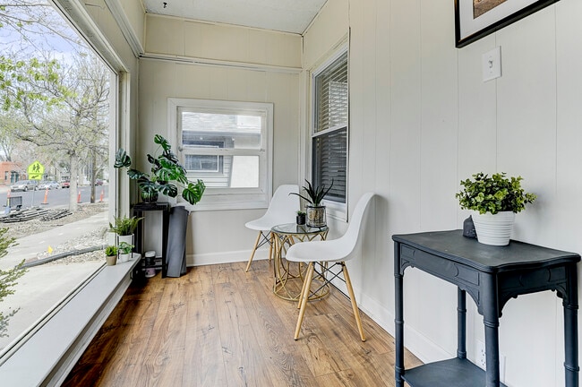 sunroom / entry - 523 E Cache La Poudre St Rental