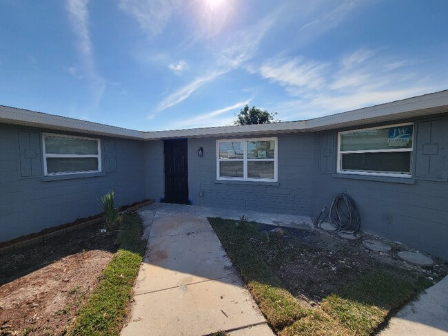 Photo - 111 Francis Dr NE