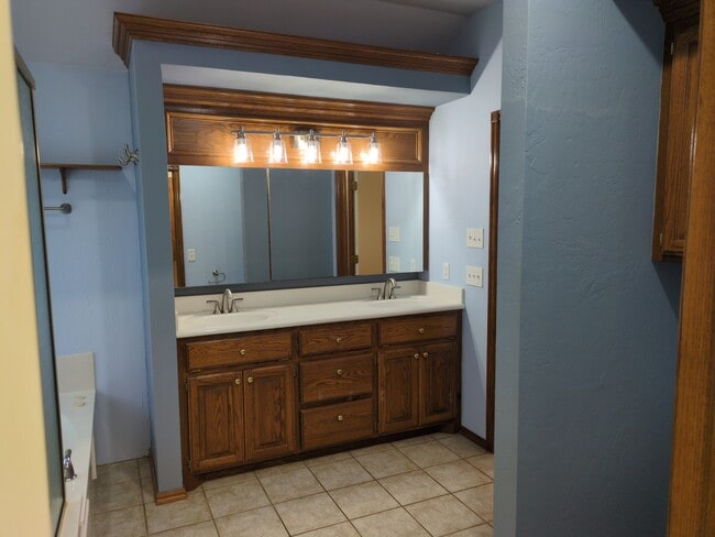 Photo - 4812 Montclair Dr