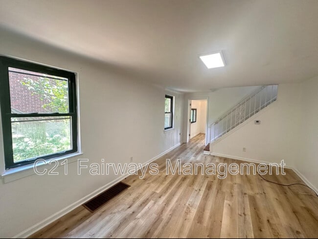 Photo - 10318 Lindberg Ave