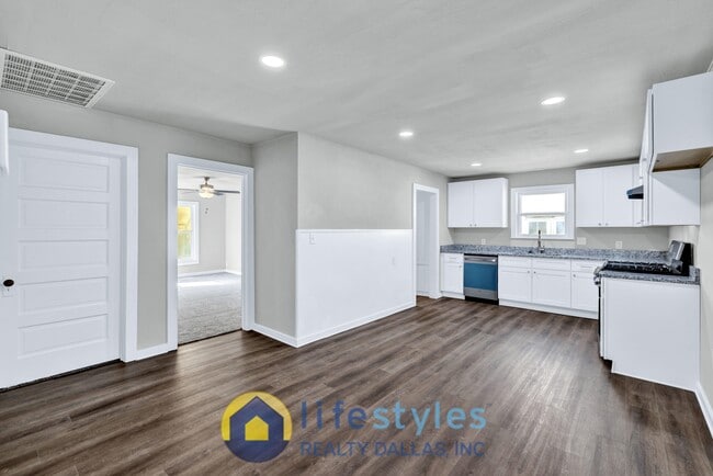 Photo - 907 NW Main St