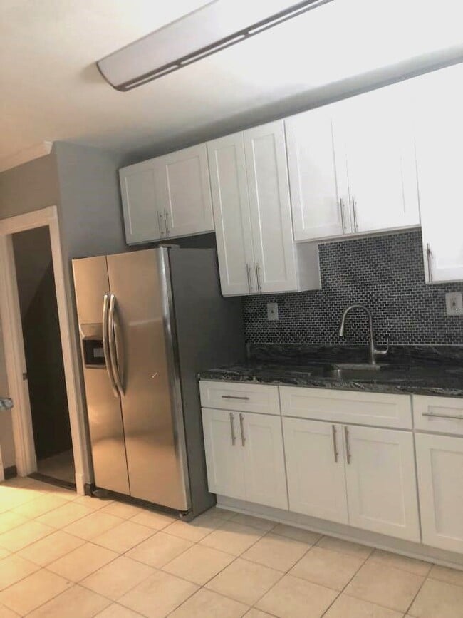 Photo - 3445 Juneway-7 Available $600