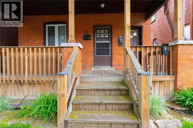 Photo - 31 Spadina Ave