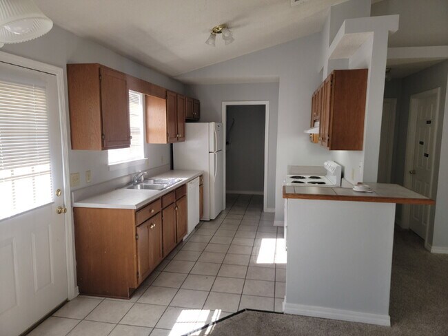 Photo - Fantastic location! This end unit offers t... Unidad A