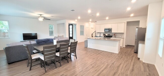 Building Photo - 1100 Winnie Dr