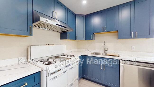 Photo - 976 Masson Ave