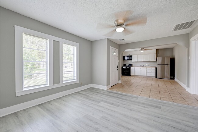 Building Photo - 1101 Elm Unit A St Rental