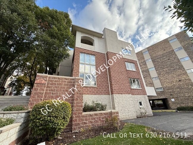 Building Photo - 220 Des Plaines Ave