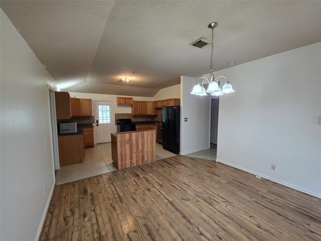 Building Photo - 10635 Royal Cavins Dr