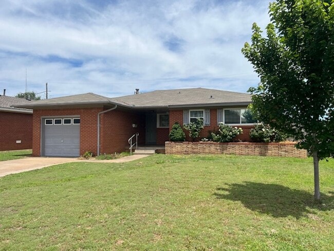 Photo - 817 E Carroll Ln