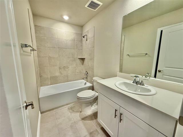 Photo - 2104 Rannoch St