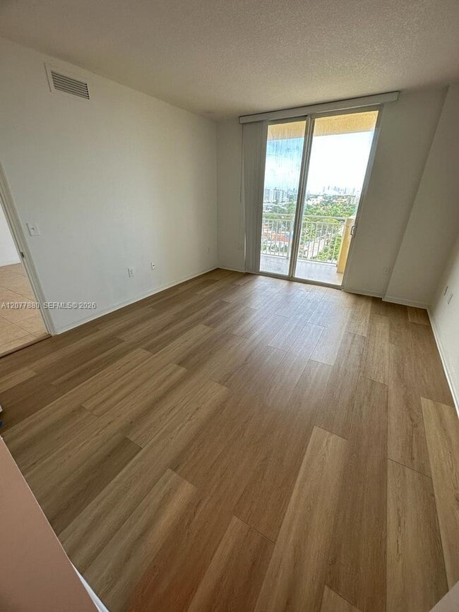 Building Photo - 215 SW 42nd Ave Unit PH11
