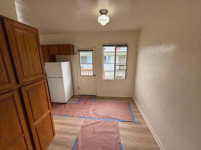 Kitchen breakfast space looking toward balcony. - 562 N Mariposa Ave