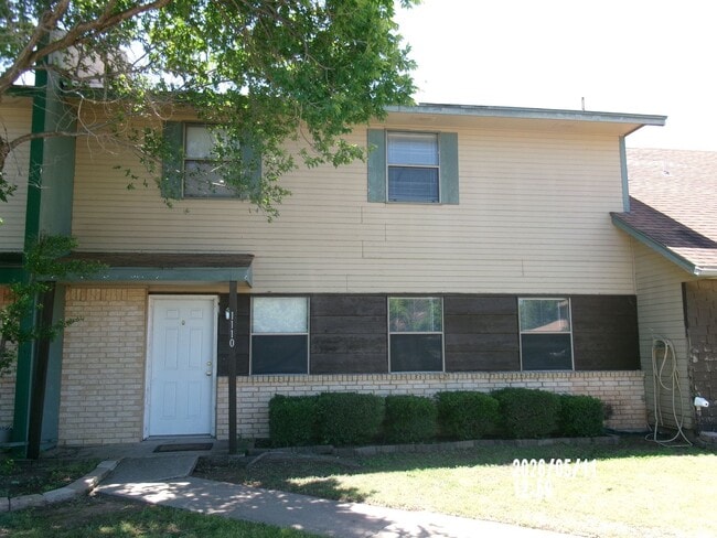 Building Photo - 2 STORY TOWNHOUSE , CLOSE TO SHOPPING AND RESTAURANTS