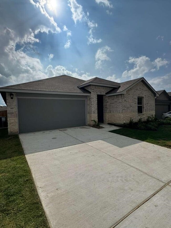 Photo - 103 Comal Dr