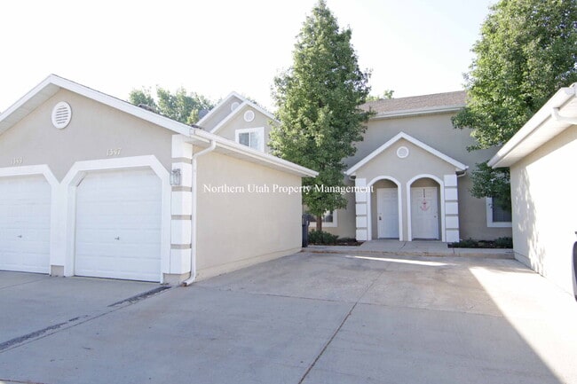 Building Photo - 2 Bed, 2 Bath Townhome
