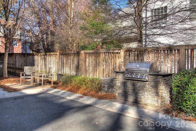 Photo - 100 N Laurel Ave