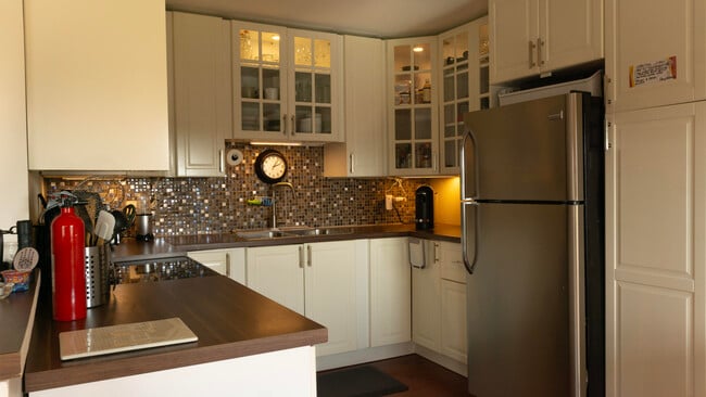 Building Photo - 4016 Lincoln A Unit 4016