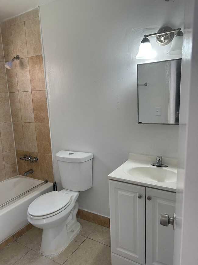 1/1 bath unit remodel with Balcony - 1/1 bath unit remodel with Balcony Unidad 14002 NE 2nd Ct Rental