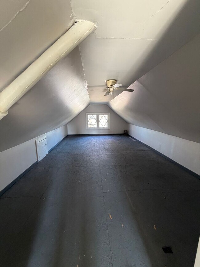 Building Photo - 10327/10325 Ignatius Ave Unit 10327 Ignatius Ave UP