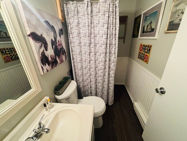Medio baño en el nivel principal con lavadora y secadora - 314 W 12th St