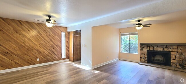 Building Photo - NEWLY REMODELED UNIT W/ POOL ACCESS Rental
