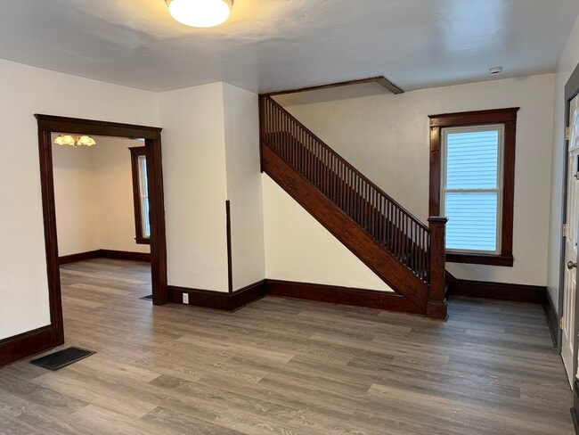 Building Photo - 3 Bed/1 Bath - Unit 132Ngor