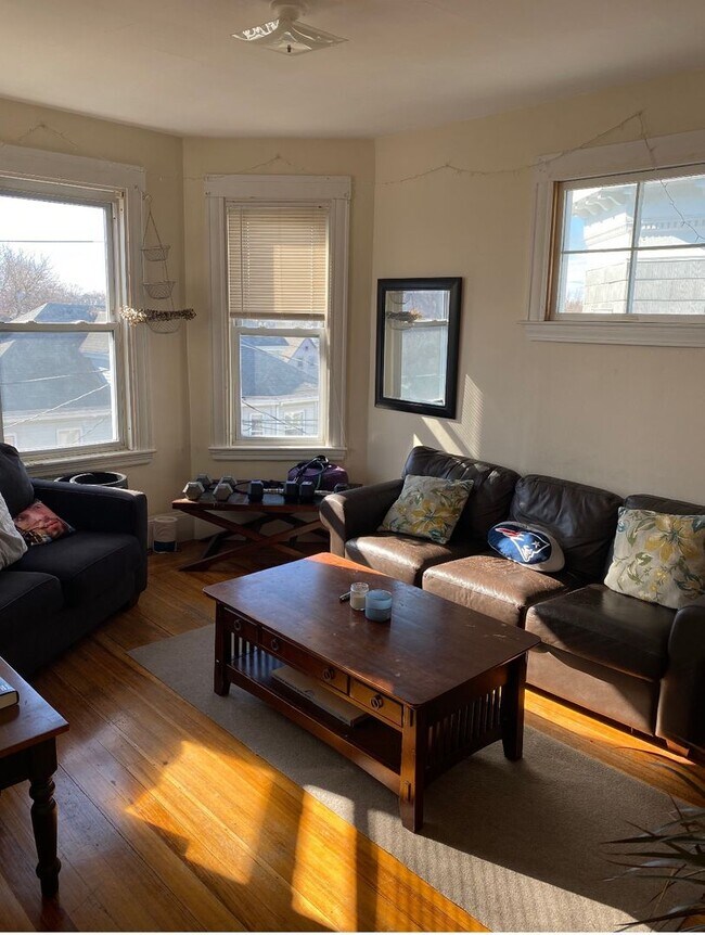 Building Photo - 77 Newbury St Unit 1R