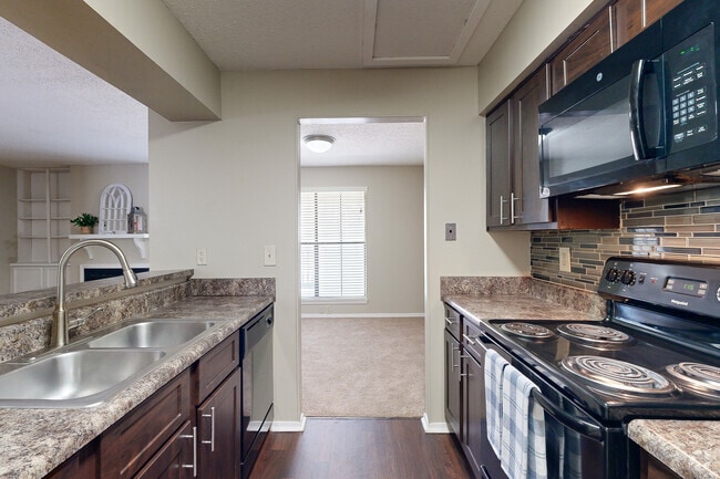 1BD, 1BA - 950SF - Kitchen - The Oakley at Hillcrest