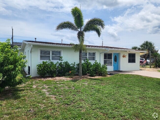 Building Photo - Great beachside 2/2/1 on corner lot Rental