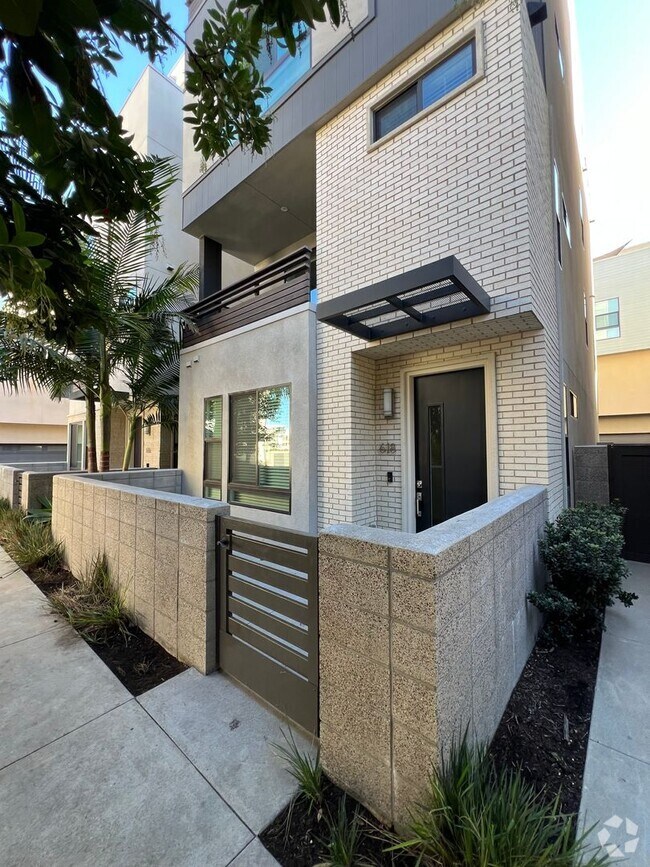 Building Photo - Beautiful Tri-Level 3 bed 3+ bath home ava...