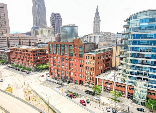 Building Photo - 635 W Lakeside Ave Unit 503