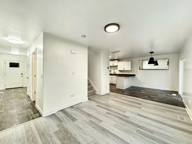 SHORT-TERM LEASE Townhouse in Draper - 3 BD 2.5 BA 2 GA - 2250 Square Feet