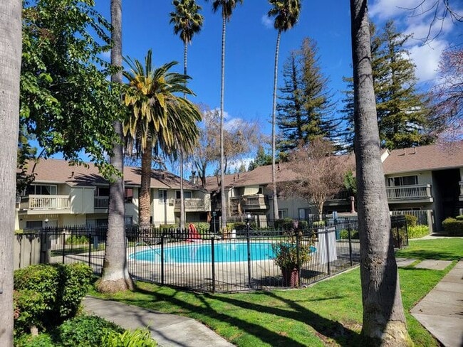 Building Photo - Spacious and Updated 1 Bedroom Convenientl... Rental