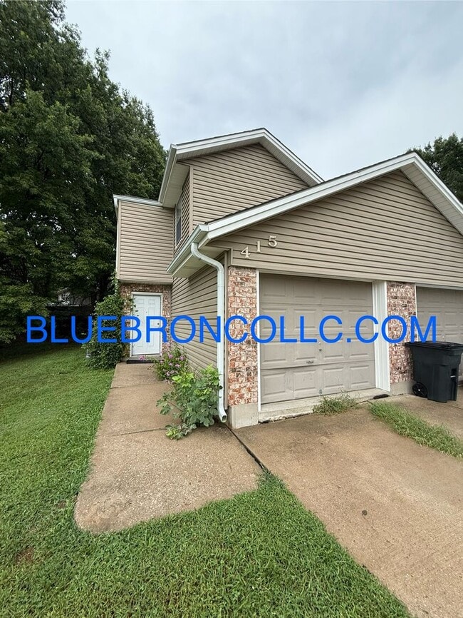 Building Photo - This one will go fast, marvelous 3 bedroom... Rental