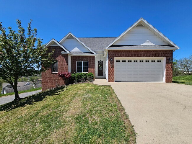 4 Bedroom, 3 Bathroom home AVAILABLE 07/01... - 4 Bedroom, 3 Bathroom home AVAILABLE 07/01...