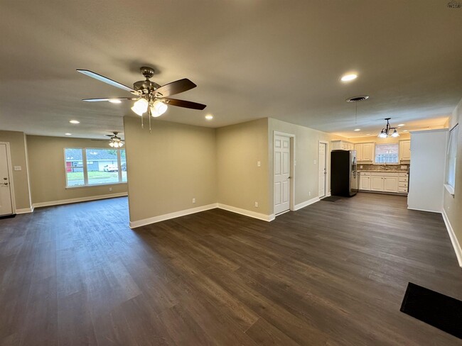 Photo - 2807 Lambeth Way