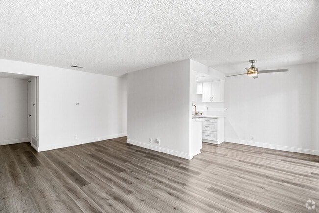 1BR, 1BA - 708SF - Living Room