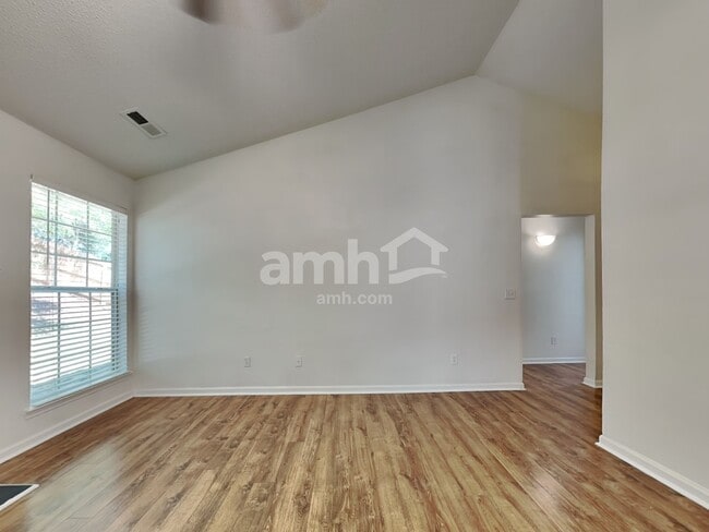Photo - 204 Appleton Ln