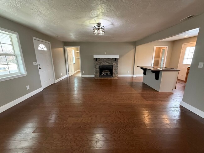 Photo - Spacious 3 Bedroom 2 Bathroom Home Available NOW!