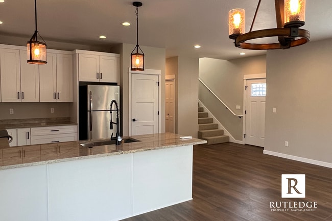 Building Photo - Gorgeous 3 Bed / 2.5 Bath Townhome in the heart of Talent, OR