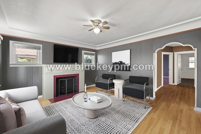 Building Photo - Fabulous Bungalow with 2 Beds, 1.5 Bathroo...