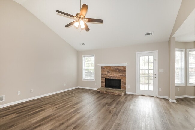 Photo - 725 Loblolly Ln