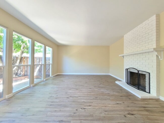 Building Photo - 1474-1476 Merry Ln Unit 2