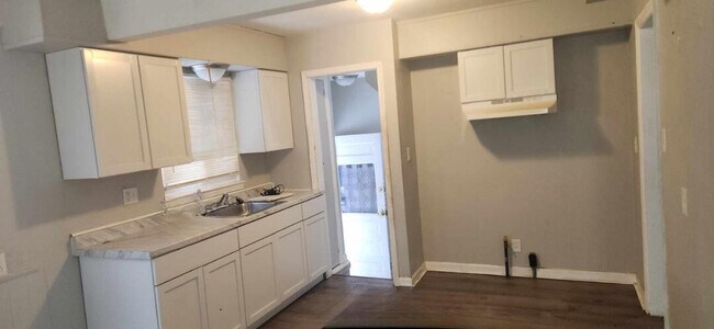 Photo - 11776 Rossiter St