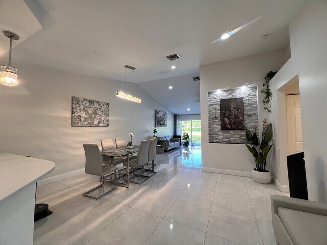 Photo - Fantastic, Weston Waterfront 3/2 PLUS Office in Gated Savanna