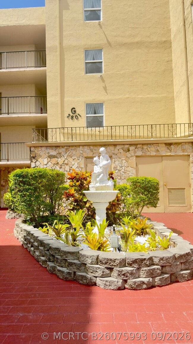 Building Photo - 2801 Somerset Dr Unit 201