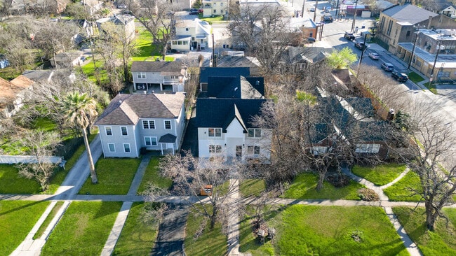 Quiet residential block with off-street parking and controlled access - Mistletoe Manor