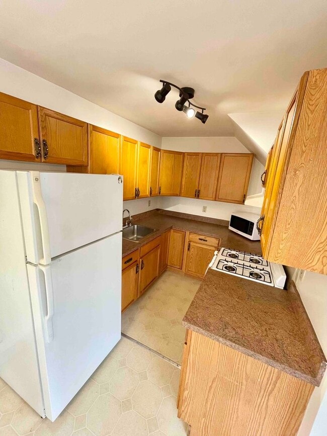 Building Photo - 1324-28 W Nedro Ave Unit 1 Rental